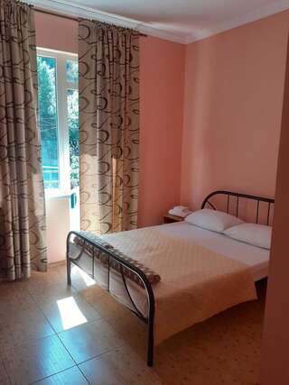 Отели типа «постель и завтрак» Hotel Liana Гагра-0